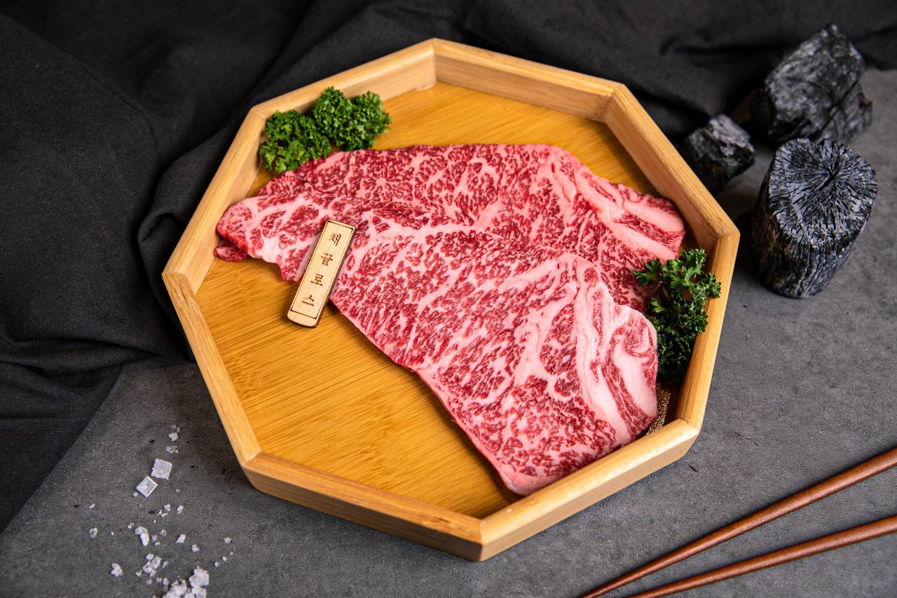 한우 채끝 로스 Hanwoo Striploin (1++) — 봉산정육 홍대본점 Korean BBQ (サムギョプサル · 烤肉) menu · 한우 로스